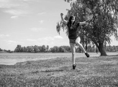 Bahar - Yaz modası fikirleri ve eğilimleri, kadın yaşam tarzı, doğada dinlenme zamanı kavramı