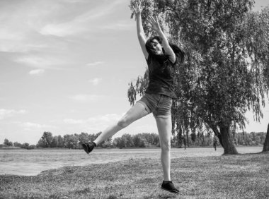 Bahar - Yaz modası fikirleri ve eğilimleri, kadın yaşam tarzı, doğada dinlenme zamanı kavramı