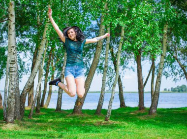 Bahar - Yaz modası fikirleri ve eğilimleri, kadın yaşam tarzı, doğada dinlenme zamanı kavramı