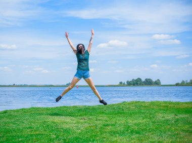 Bahar - Yaz modası fikirleri ve eğilimleri, kadın yaşam tarzı, doğada dinlenme zamanı kavramı