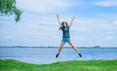 Bahar - Yaz modası fikirleri ve eğilimleri, kadın yaşam tarzı, doğada dinlenme zamanı kavramı
