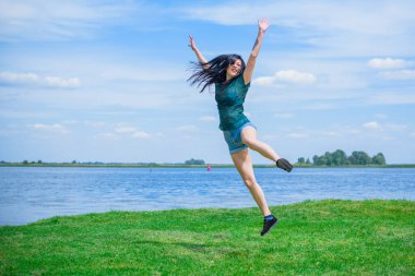 Bahar - Yaz modası fikirleri ve eğilimleri, kadın yaşam tarzı, doğada dinlenme zamanı kavramı