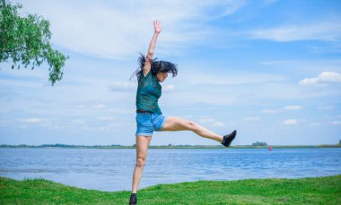 Bahar - Yaz modası fikirleri ve eğilimleri, kadın yaşam tarzı, doğada dinlenme zamanı kavramı