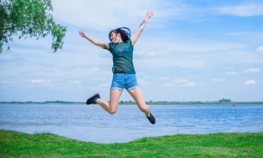 Bahar - Yaz modası fikirleri ve eğilimleri, kadın yaşam tarzı, doğada dinlenme zamanı kavramı
