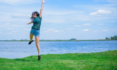 Bahar - Yaz modası fikirleri ve eğilimleri, kadın yaşam tarzı, doğada dinlenme zamanı kavramı