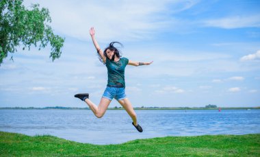 Bahar - Yaz modası fikirleri ve eğilimleri, kadın yaşam tarzı, doğada dinlenme zamanı kavramı