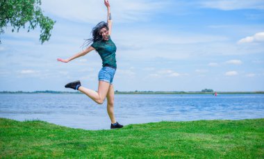 Bahar - Yaz modası fikirleri ve eğilimleri, kadın yaşam tarzı, doğada dinlenme zamanı kavramı