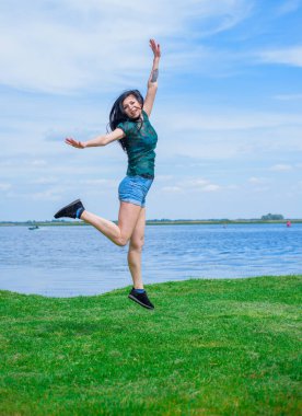 Bahar - Yaz modası fikirleri ve eğilimleri, kadın yaşam tarzı, doğada dinlenme zamanı kavramı