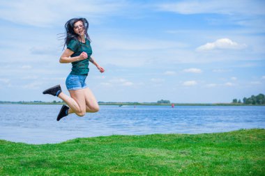 Bahar - Yaz modası fikirleri ve eğilimleri, kadın yaşam tarzı, doğada dinlenme zamanı kavramı