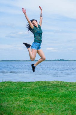 Bahar - Yaz modası fikirleri ve eğilimleri, kadın yaşam tarzı, doğada dinlenme zamanı kavramı