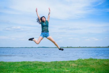 Bahar - Yaz modası fikirleri ve eğilimleri, kadın yaşam tarzı, doğada dinlenme zamanı kavramı