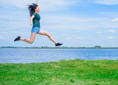 Bahar - Yaz modası fikirleri ve eğilimleri, kadın yaşam tarzı, doğada dinlenme zamanı kavramı