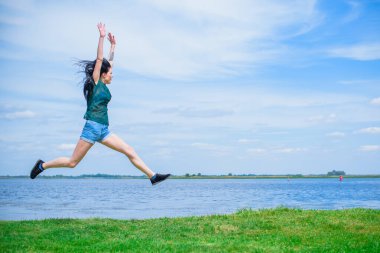 Bahar - Yaz modası fikirleri ve eğilimleri, kadın yaşam tarzı, doğada dinlenme zamanı kavramı