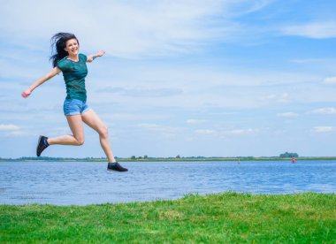 Bahar - Yaz modası fikirleri ve eğilimleri, kadın yaşam tarzı, doğada dinlenme zamanı kavramı