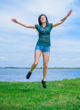 Bahar - Yaz modası fikirleri ve eğilimleri, kadın yaşam tarzı, doğada dinlenme zamanı kavramı