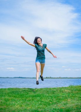 Bahar - Yaz modası fikirleri ve eğilimleri, kadın yaşam tarzı, doğada dinlenme zamanı kavramı