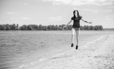 Bahar - Yaz modası fikirleri ve eğilimleri, kadın yaşam tarzı, doğada dinlenme zamanı kavramı