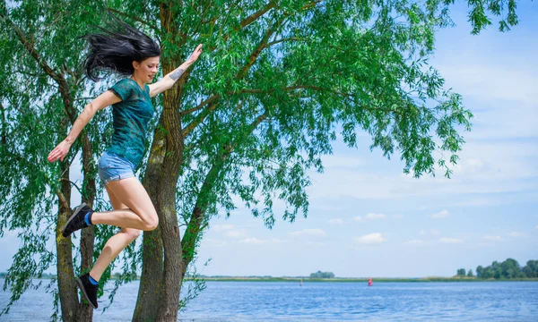 Bahar - Yaz modası fikirleri ve eğilimleri, kadın yaşam tarzı, doğada dinlenme zamanı kavramı