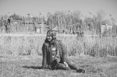 Rahat ol. Artı boyut modeli, kadın doğada dinleniyor, çekici tombul kız hayatın tadını çıkarıyor.