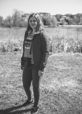 Rahat ol. Artı boyut modeli, kadın doğada dinleniyor, çekici tombul kız hayatın tadını çıkarıyor.