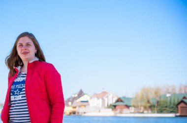 Rahat ol. Artı boyut modeli, kadın doğada dinleniyor, çekici tombul kız hayatın tadını çıkarıyor.