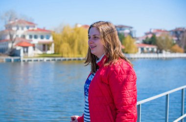 Rahat ol. Artı boyut modeli, kadın doğada dinleniyor, çekici tombul kız hayatın tadını çıkarıyor.