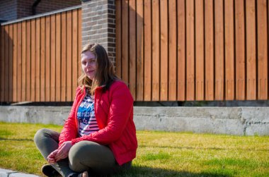 Rahat ol. Artı boyut modeli, kadın doğada dinleniyor, çekici tombul kız hayatın tadını çıkarıyor.