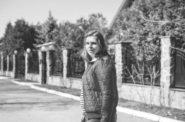 Rahat ol. Artı boyut modeli, kadın doğada dinleniyor, çekici tombul kız hayatın tadını çıkarıyor.