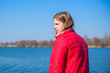 Rahat ol. Artı boyut modeli, kadın doğada dinleniyor, çekici tombul kız hayatın tadını çıkarıyor.