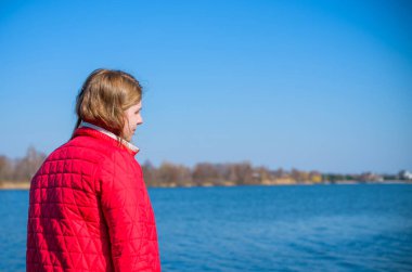 Rahat ol. Artı boyut modeli, kadın doğada dinleniyor, çekici tombul kız hayatın tadını çıkarıyor.