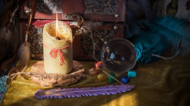 Sihirli sahne, mistik atmosfer, mum ve masadaki diğer şeyler, ezoterik konsept. 