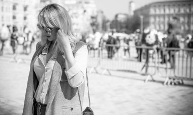 Büyük cüsseli, Avrupalı görünümlü bir kadın şehirde hayatın tadını çıkarıyor. Aşırı kilolu genç bir bayan, şehrin merkezinde XL büyüklüğünde. Doğal güzellik.