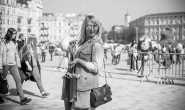 Büyük cüsseli, Avrupalı görünümlü bir kadın şehirde hayatın tadını çıkarıyor. Aşırı kilolu genç bir bayan, şehrin merkezinde XL büyüklüğünde. Doğal güzellik.