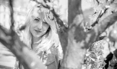 İlkbaharda şehir caddesinde yürüyen şık bir kadın. Sıradan moda, zarif görünüş. Artı boyut modeli. Şehrin sokaklarında yürüyen mutlu şişman kadın