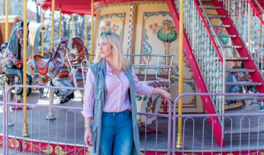 İlkbaharda şehir caddesinde yürüyen şık bir kadın. Sıradan moda, zarif görünüş. Artı boyut modeli. Şehrin sokaklarında yürüyen mutlu şişman kadın