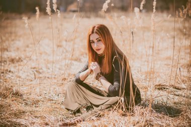 Boho tarzı çekici bir kadın. Bahar modası aksesuarları. Etnik moda kıyafetleri konsepti