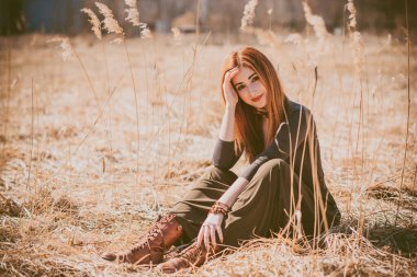 Boho tarzı çekici bir kadın. Bahar modası aksesuarları. Etnik moda kıyafetleri konsepti