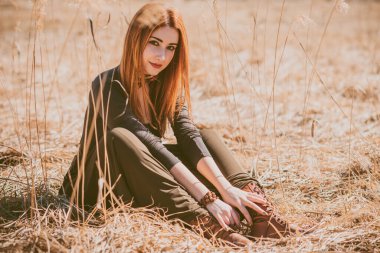 Boho tarzı çekici bir kadın. Bahar modası aksesuarları. Etnik moda kıyafetleri konsepti