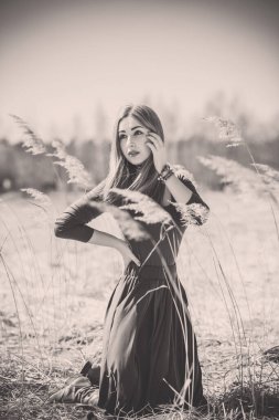 Boho tarzı çekici bir kadın. Bahar modası aksesuarları. Etnik moda kıyafetleri konsepti