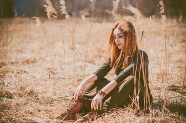 Boho tarzı çekici bir kadın. Bahar modası aksesuarları. Etnik moda kıyafetleri konsepti