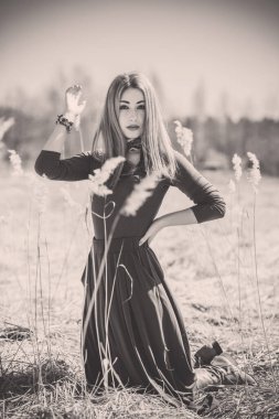 Boho tarzı çekici bir kadın. Bahar modası aksesuarları. Etnik moda kıyafetleri konsepti