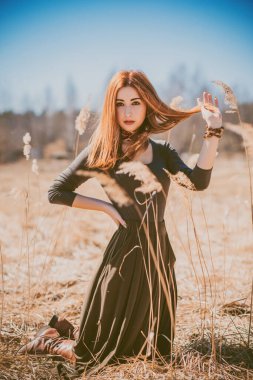 Boho tarzı çekici bir kadın. Bahar modası aksesuarları. Etnik moda kıyafetleri konsepti