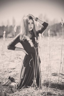 Boho tarzı çekici bir kadın. Bahar modası aksesuarları. Etnik moda kıyafetleri konsepti