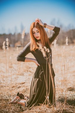 Boho tarzı çekici bir kadın. Bahar modası aksesuarları. Etnik moda kıyafetleri konsepti