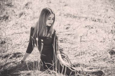 Boho tarzı çekici bir kadın. Bahar modası aksesuarları. Etnik moda kıyafetleri konsepti