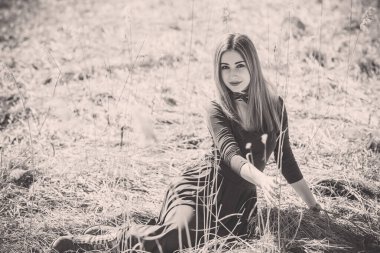 Boho tarzı çekici bir kadın. Bahar modası aksesuarları. Etnik moda kıyafetleri konsepti