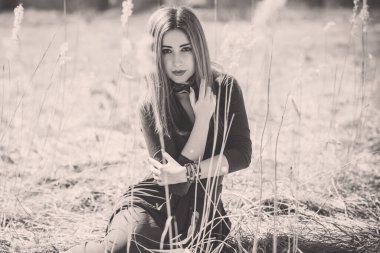 Boho tarzı çekici bir kadın. Bahar modası aksesuarları. Etnik moda kıyafetleri konsepti