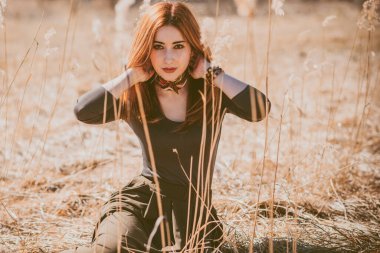 Boho tarzı çekici bir kadın. Bahar modası aksesuarları. Etnik moda kıyafetleri konsepti