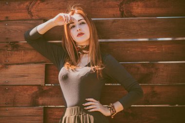 Boho tarzı çekici bir kadın. Bahar modası aksesuarları. Etnik moda kıyafetleri konsepti