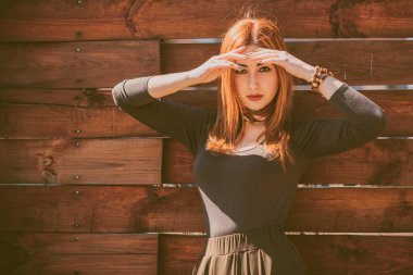 Boho tarzı çekici bir kadın. Bahar modası aksesuarları. Etnik moda kıyafetleri konsepti